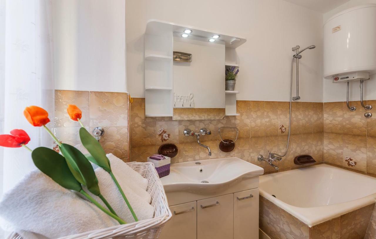 Two Bedroom Apartment, Nice Neighborhood, Free Parking, Wifi Pula Ngoại thất bức ảnh